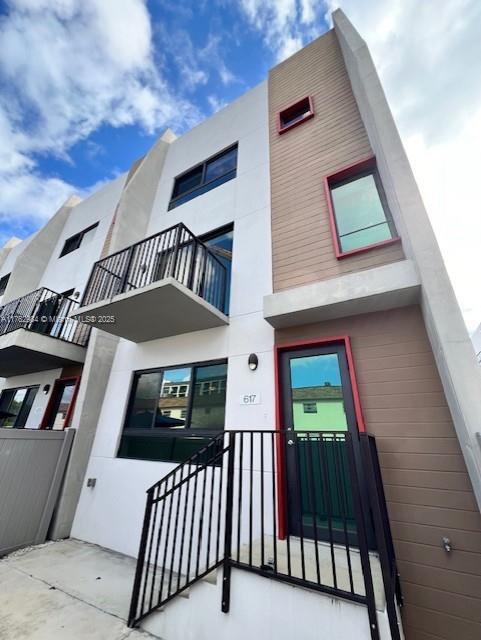 Rental Property at 113 Ne 6th St 609, Fort Lauderdale, Broward County, Florida - Bedrooms: 3 
Bathrooms: 4  - $4,500 MO.