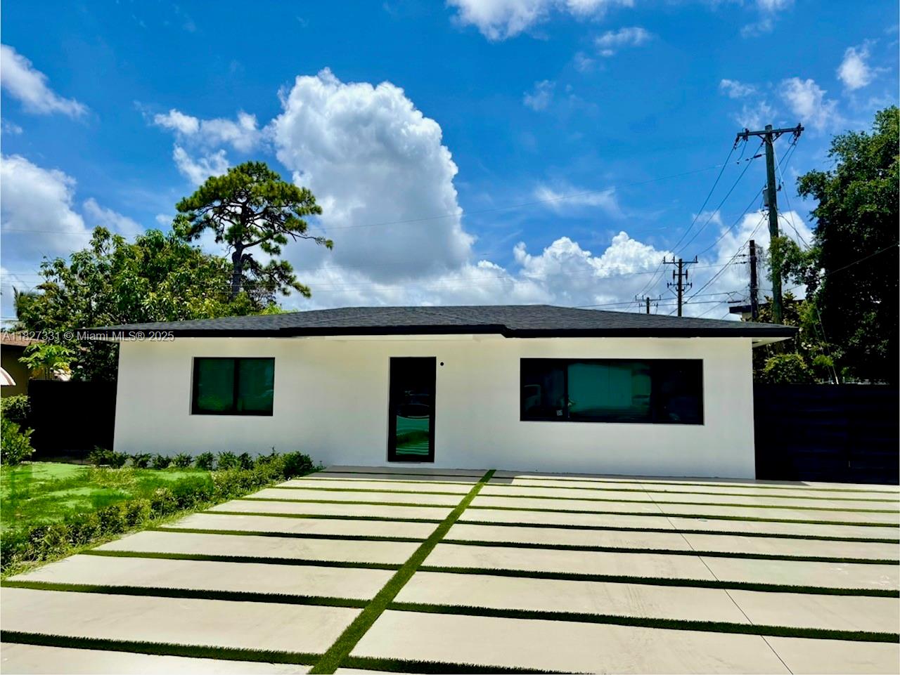 3/2 NEW TOTALLY RENOVATED NEW KITCHEN, NEW BATHROOMS, NEW PORCELIN FLOORS, NEW IMPACT WINDOWS AND DOORS, NEW METAL ROOF, STATE OF THE ART APPLIANCES, NEW MODERN DRIVEWAY FOR 8 CARS AND MORE. Next To Shops and Restaurants, 10 Min to Beach. SEPERATE IN LAW QUARTERS CAN BE RENTED ALSO TOGETHER
HURRY WONT LAST!!!!