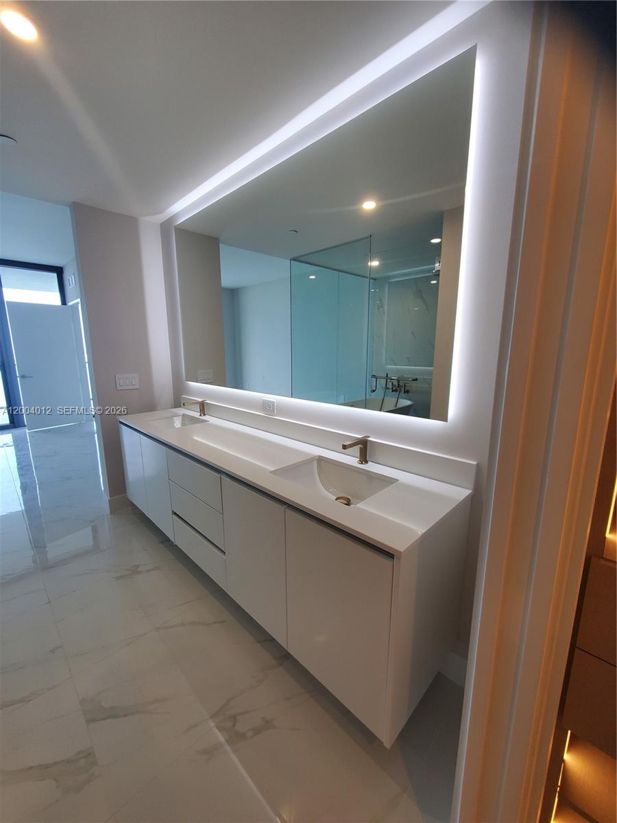 ARIA RESERVE - Residential