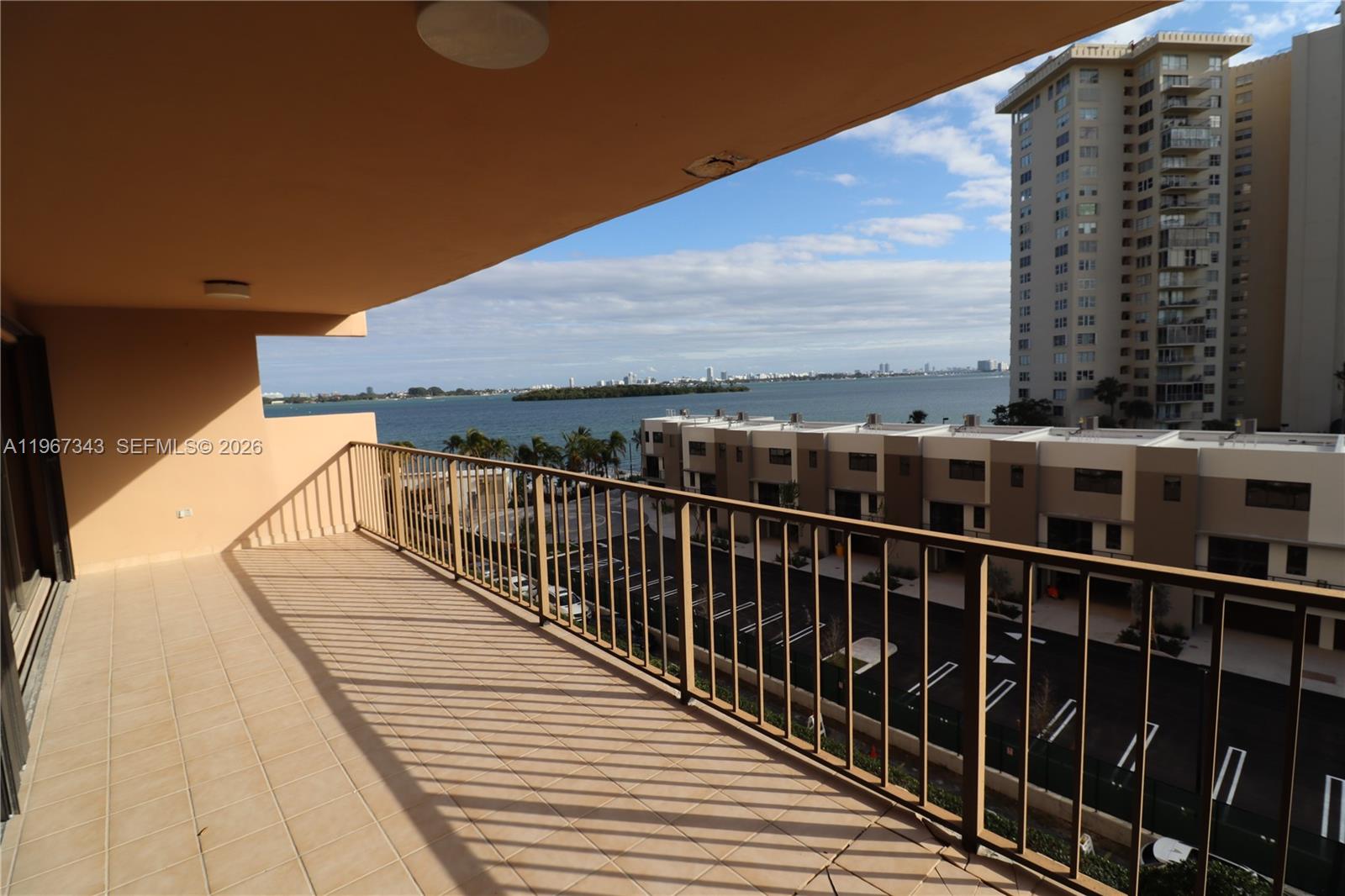 1800 NE 114th St 608