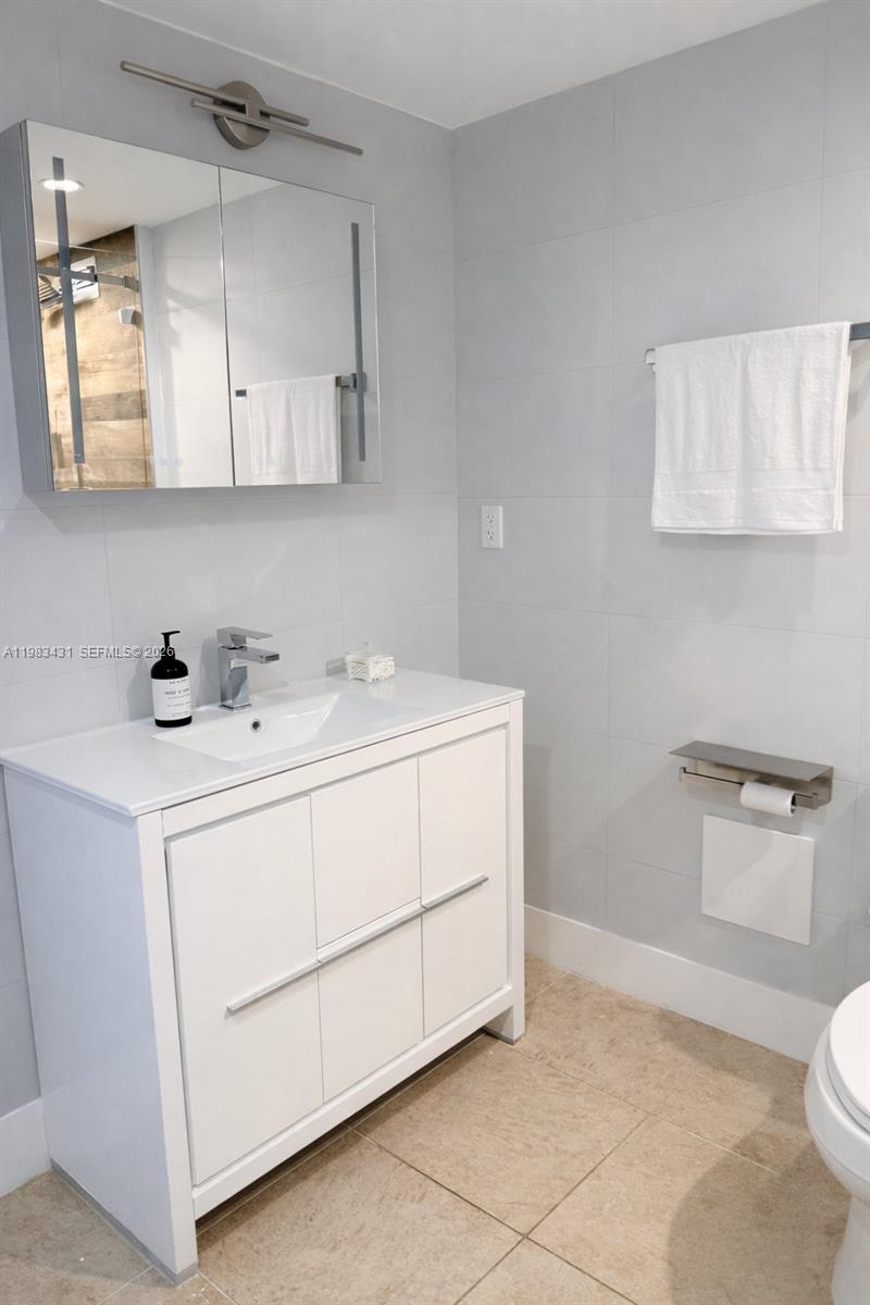 RONEY PALACE CONDO - Residential Lease