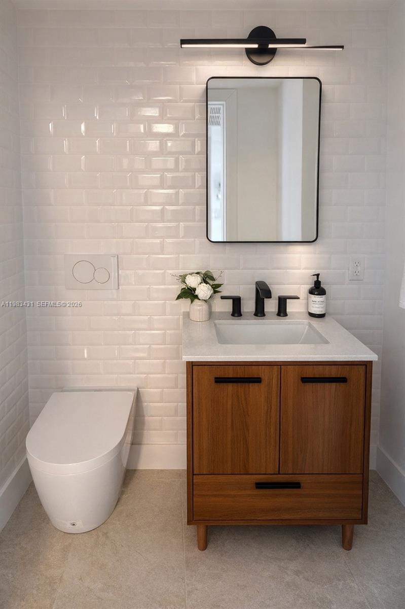 RONEY PALACE CONDO - Residential Lease