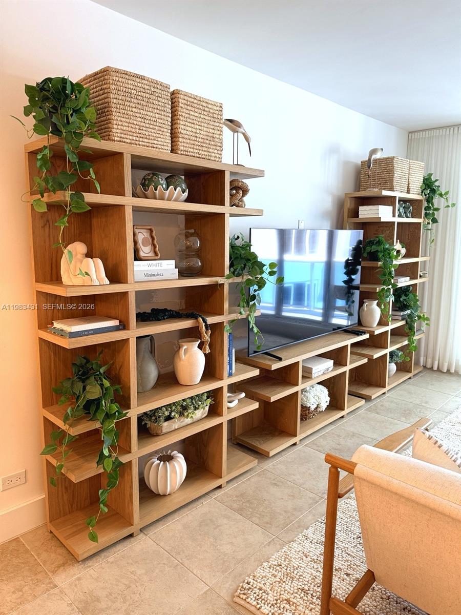 RONEY PALACE CONDO - Residential Lease