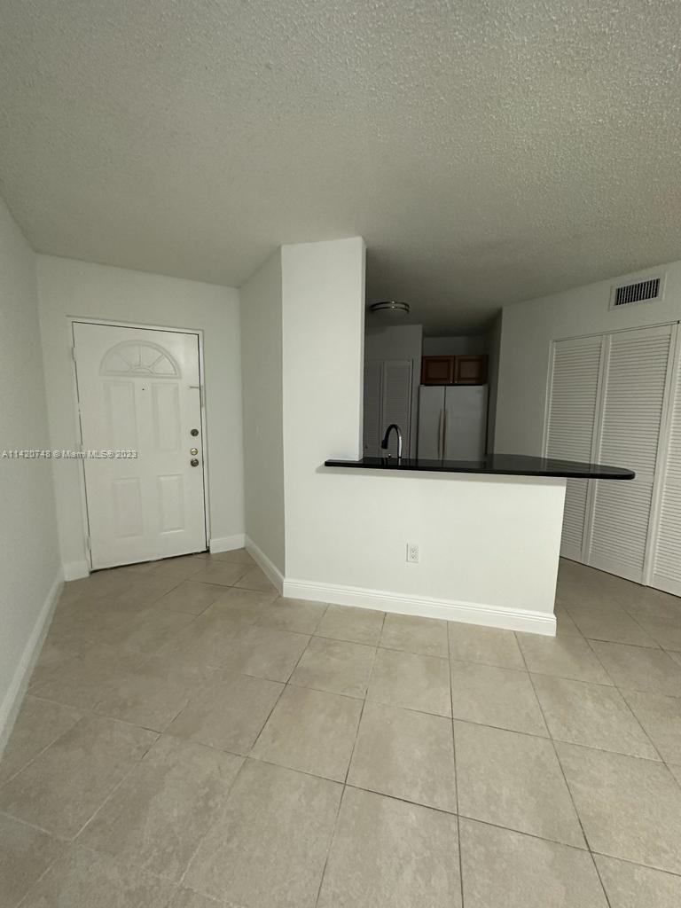 GREAT 2BEDS /2BATHS WITH NEW WASHER AND DRYER IN THE UNIT, UPDATED BATHROOMS, GREAT LOCATION,FESHLY PAINTED.
