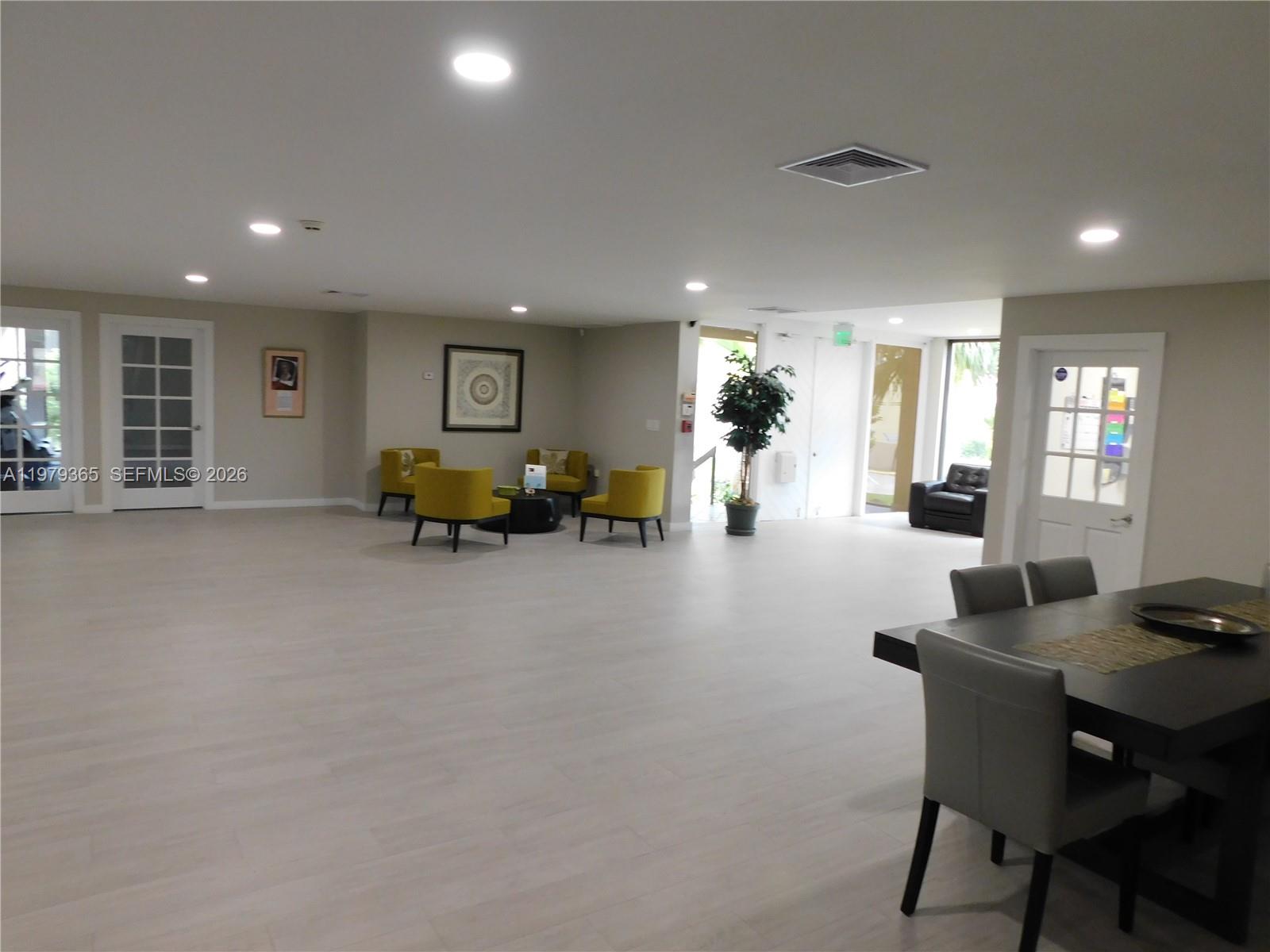 THE HORIZONS CONDO #4 - Residential