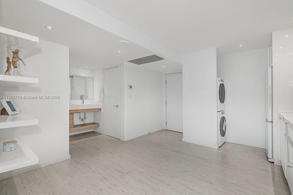 RONEY PALACE CONDO - Residential Lease