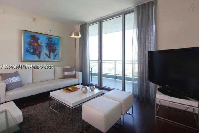 90 SW 3rd St 3807, Miami FL 33130