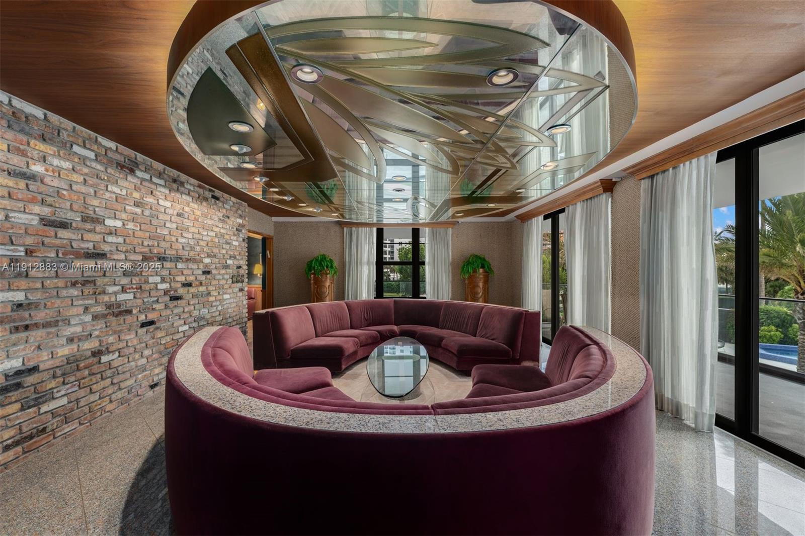 5500 Collins Ave 304