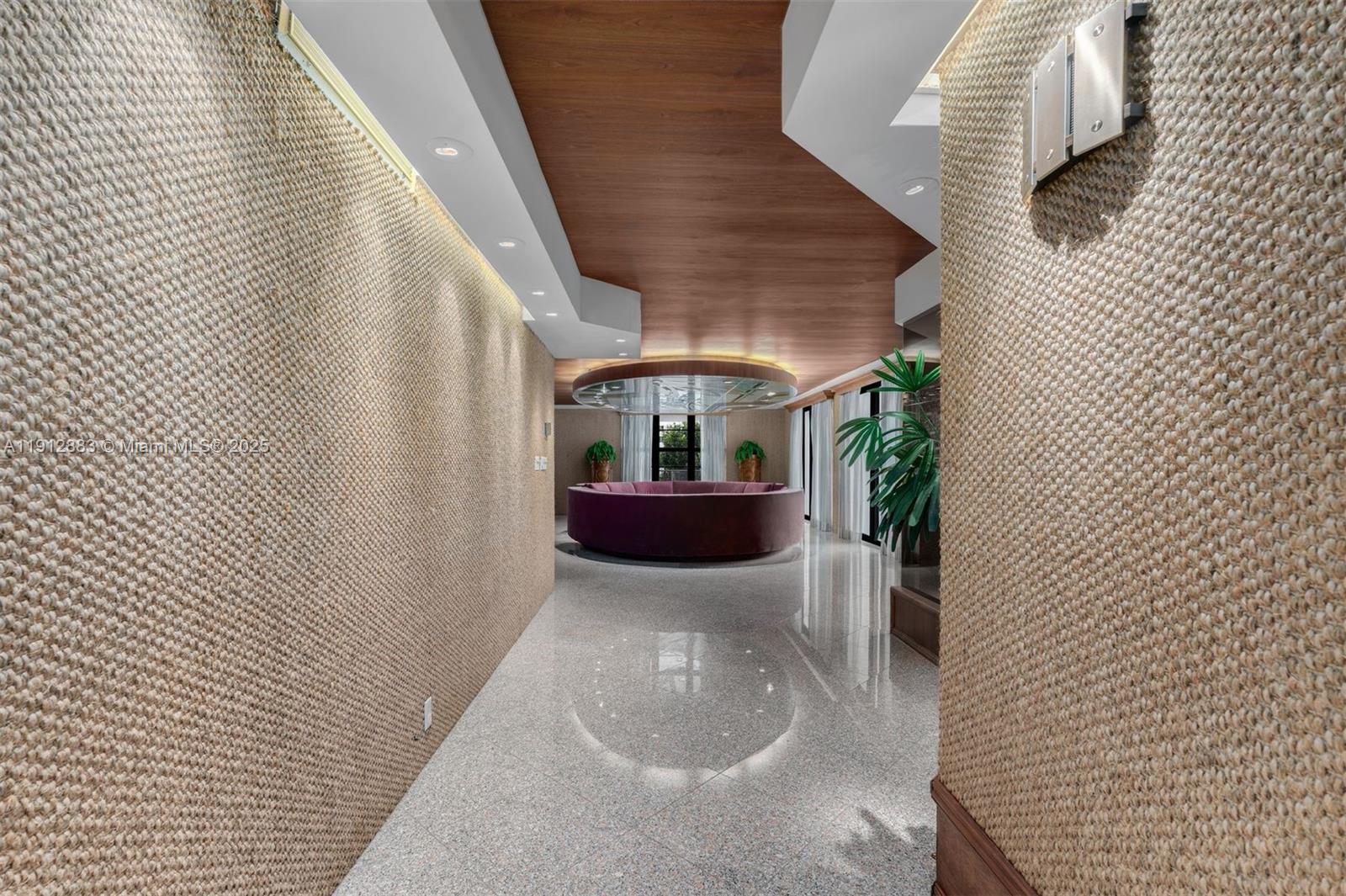 5500 Collins Ave 304