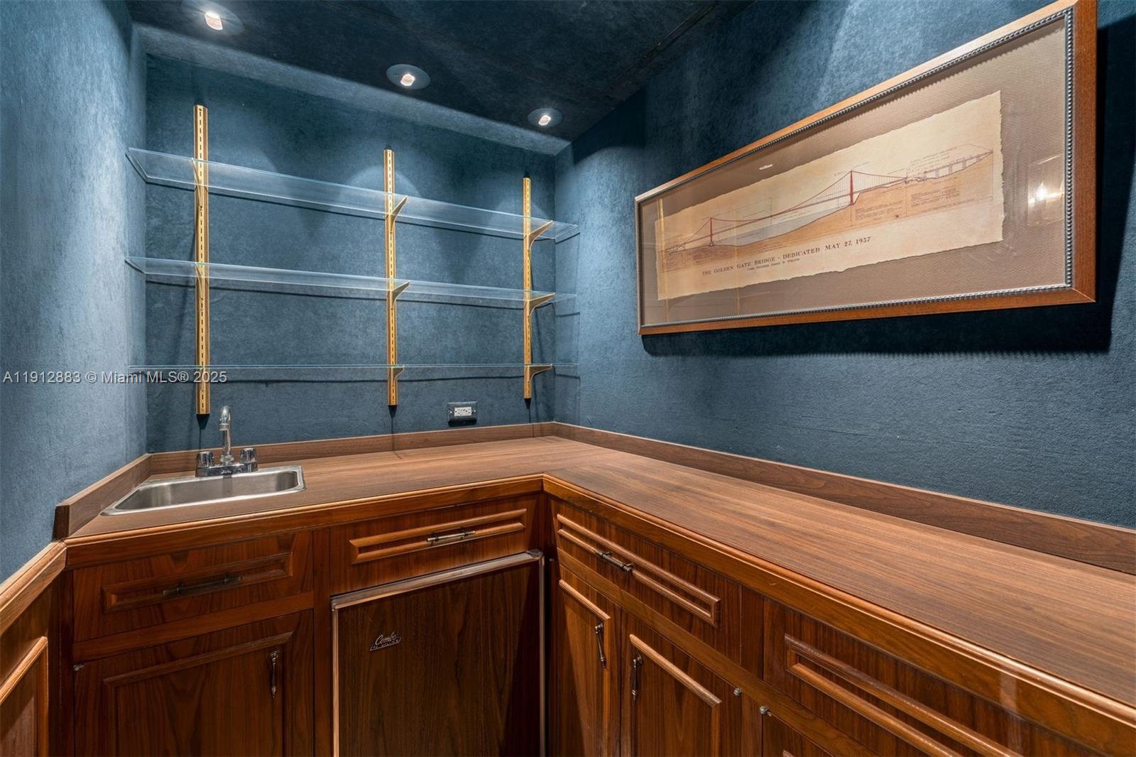 TOWERHOUSE CONDO - Residential