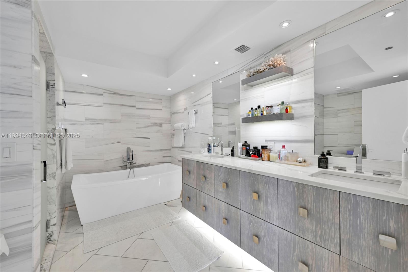 BEACH CLUB CONDO - Residential