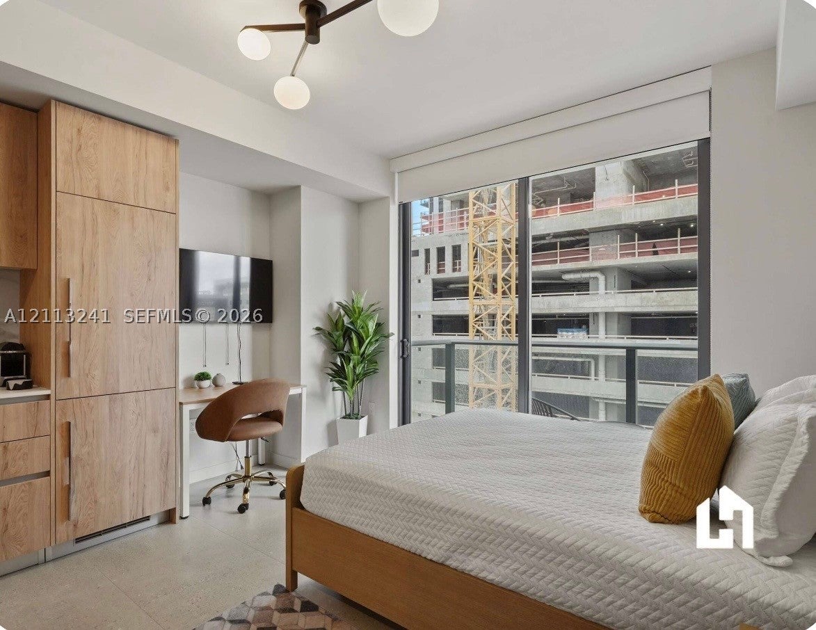 11 NE 6th St 806