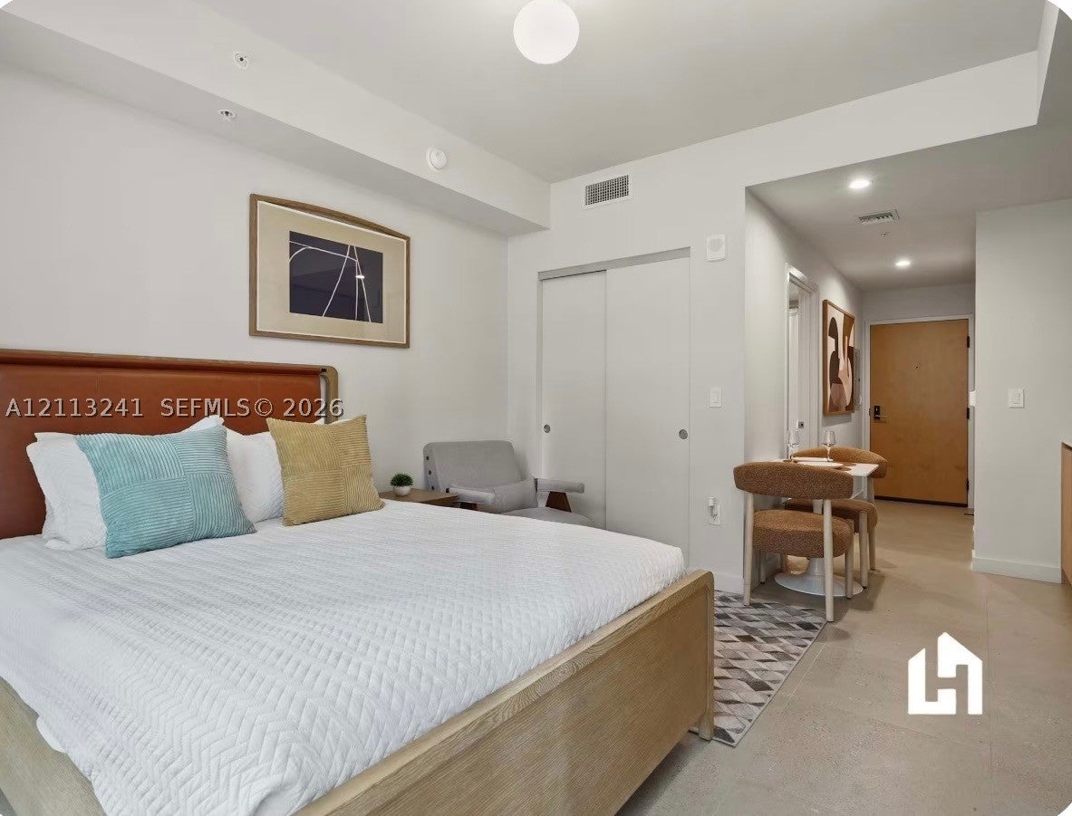 11 NE 6th St 806