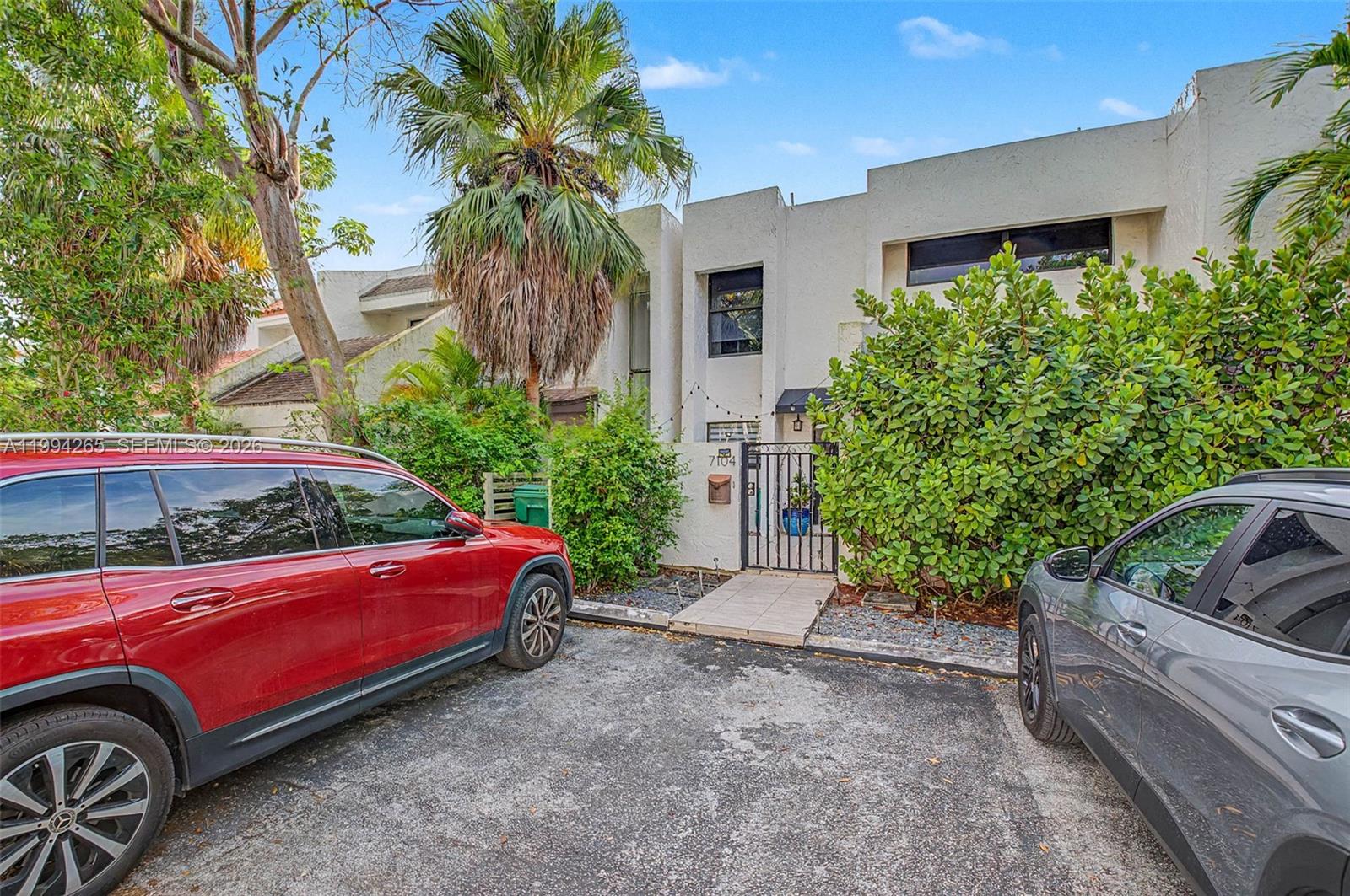 SNAPPER CREEK TOWNHOUSES - Residential