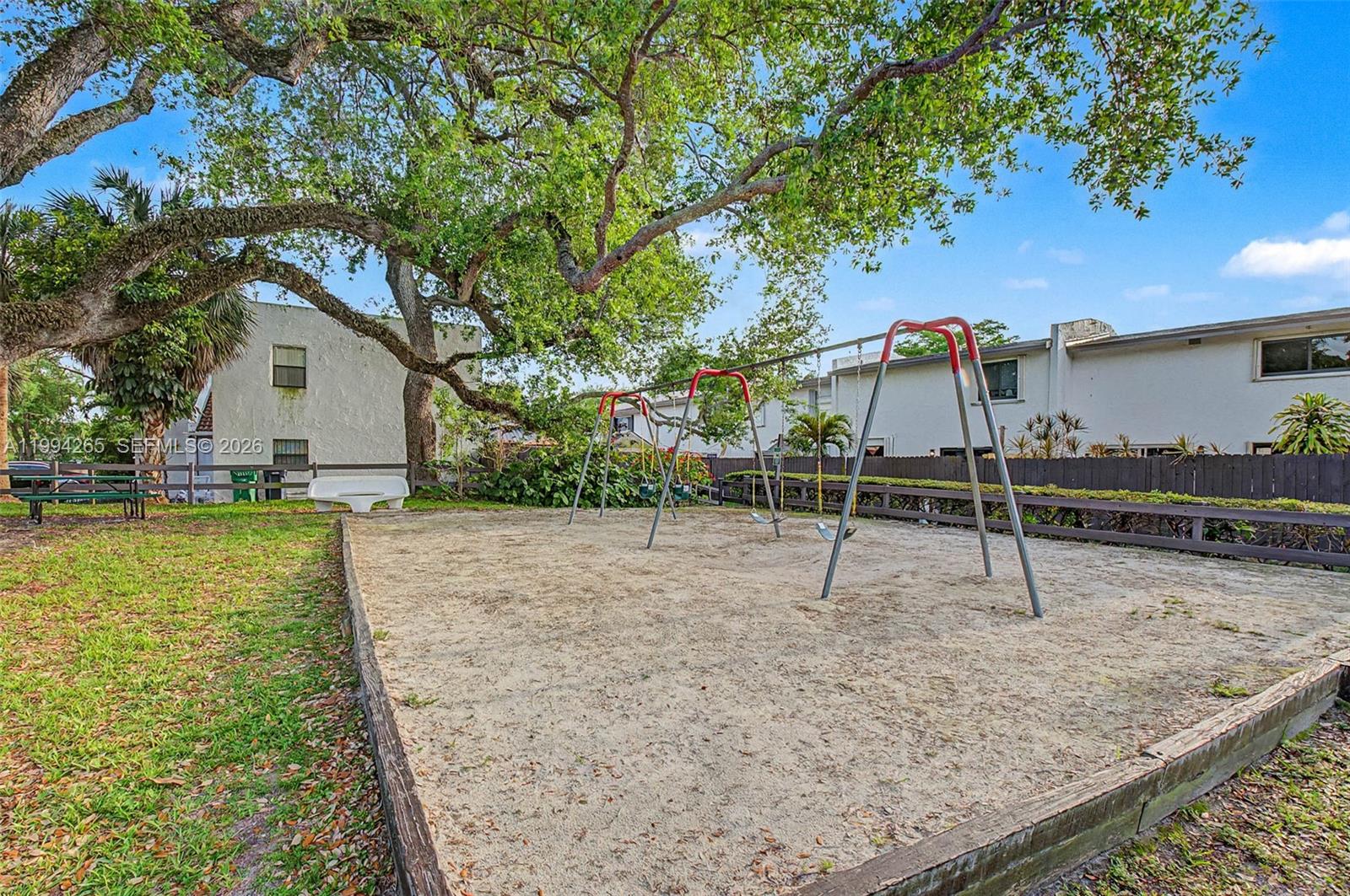 SNAPPER CREEK TOWNHOUSES - Residential