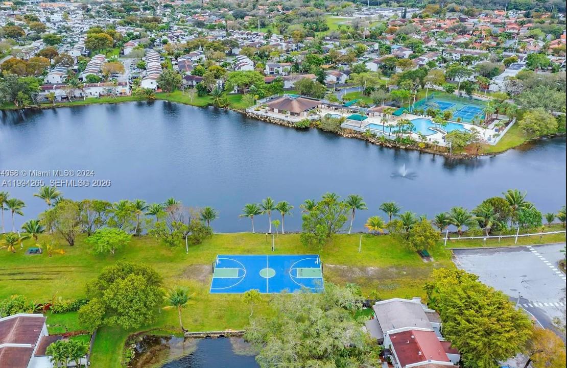 SNAPPER CREEK TOWNHOUSES - Residential