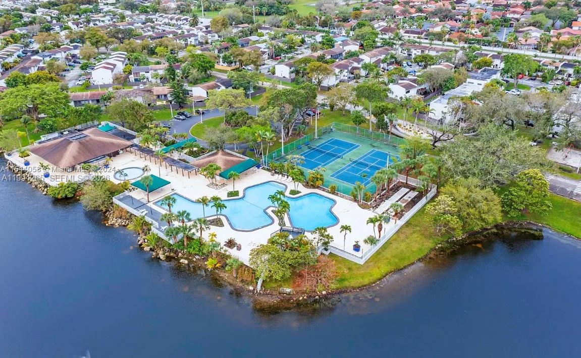 SNAPPER CREEK TOWNHOUSES - Residential