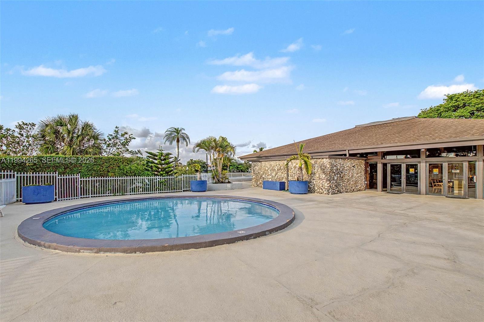 SNAPPER CREEK TOWNHOUSES - Residential