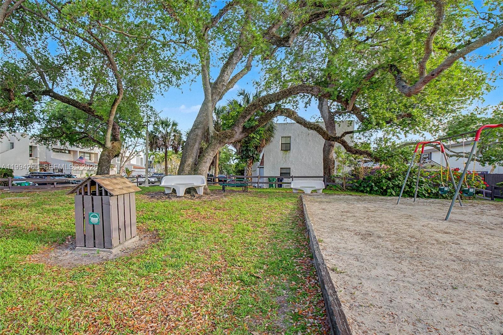 SNAPPER CREEK TOWNHOUSES - Residential