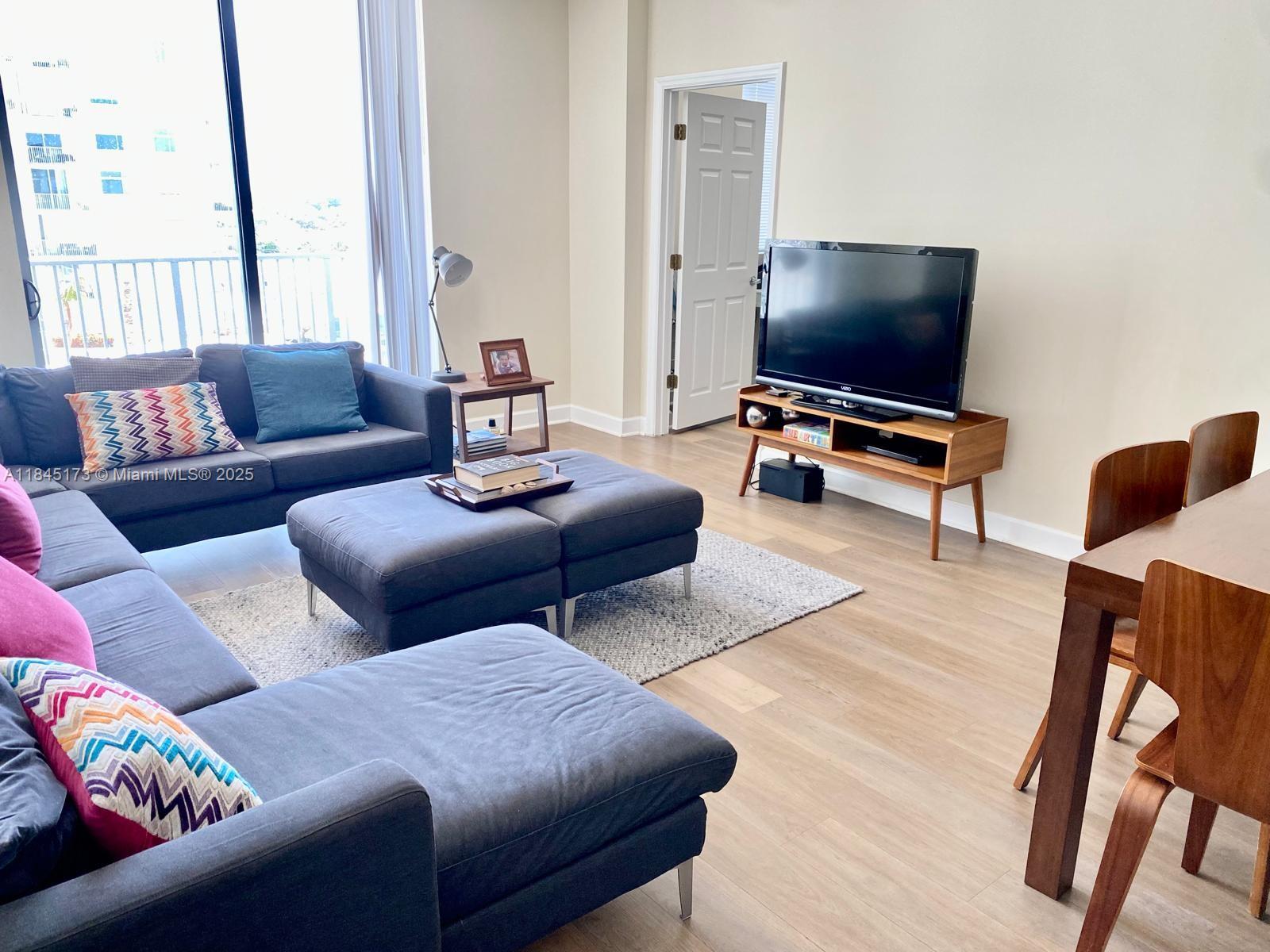 HOLLYWOOD STATION RES CON - Residential