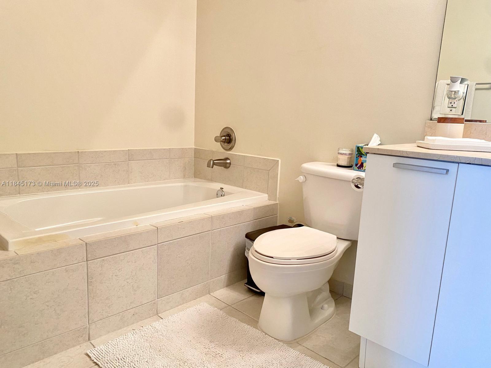 HOLLYWOOD STATION RES CON - Residential