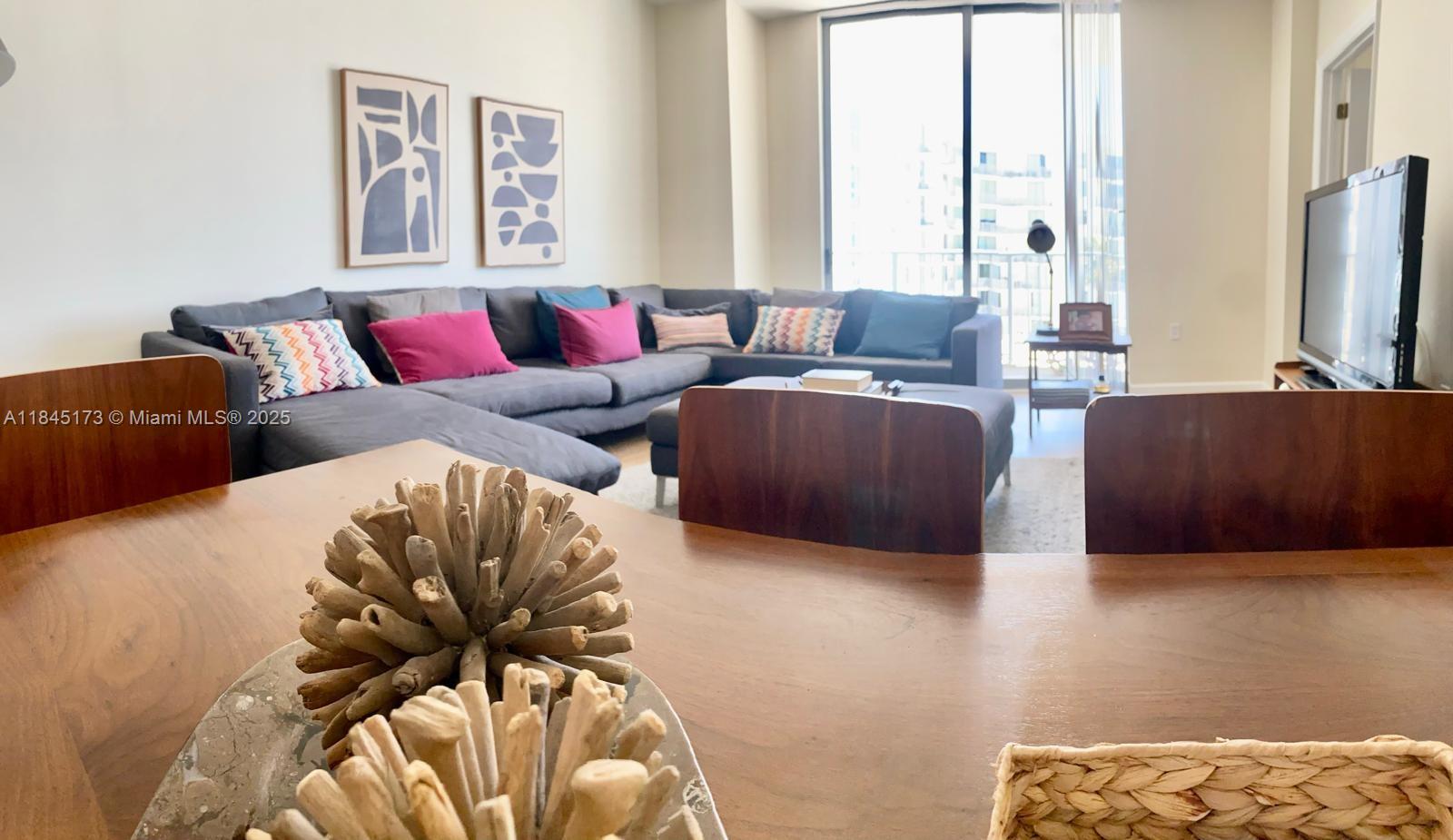 HOLLYWOOD STATION RES CON - Residential