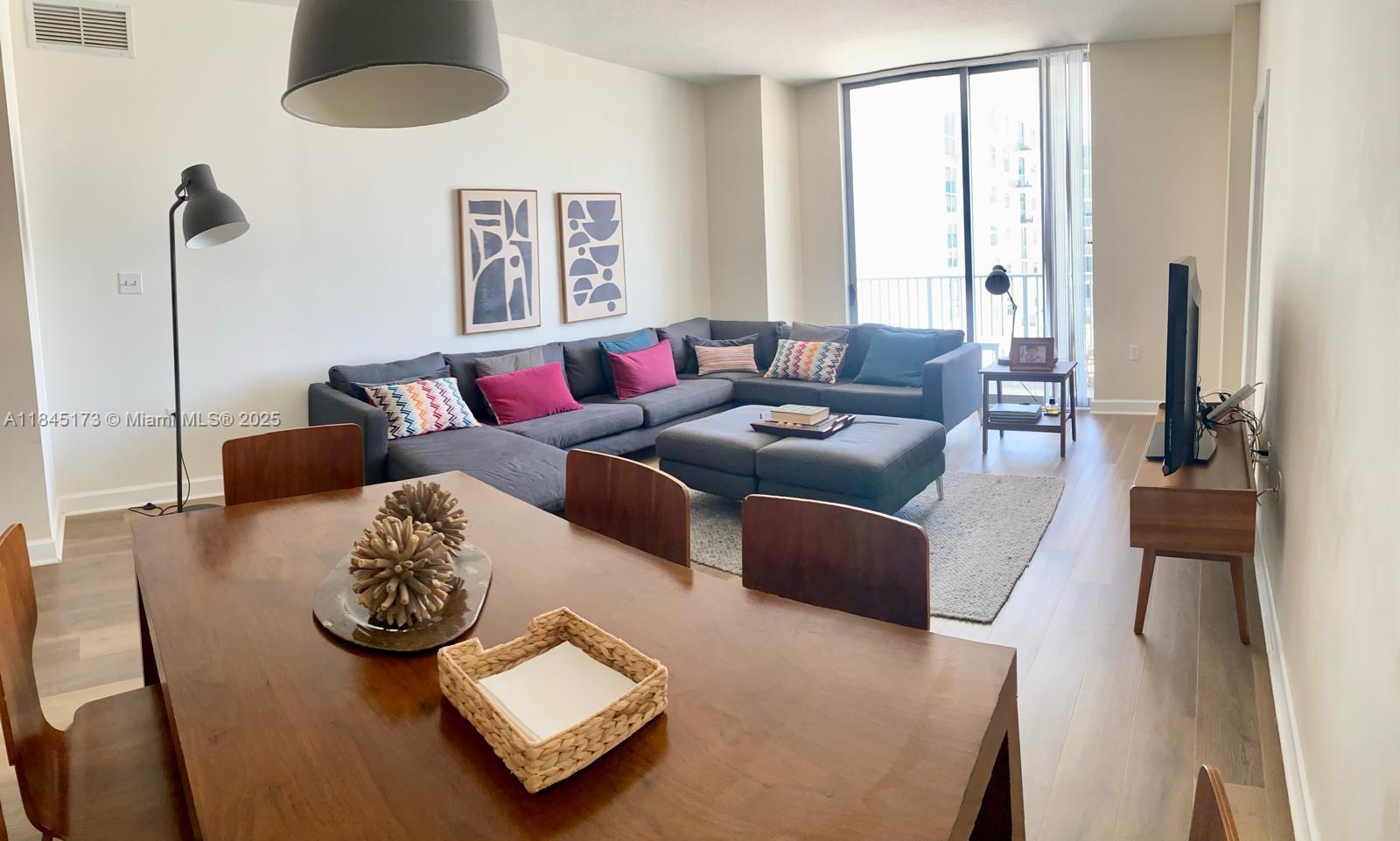 HOLLYWOOD STATION RES CON - Residential