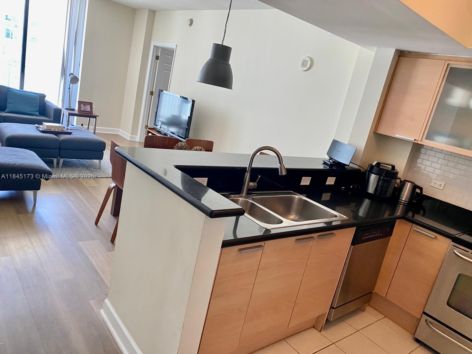 HOLLYWOOD STATION RES CON - Residential