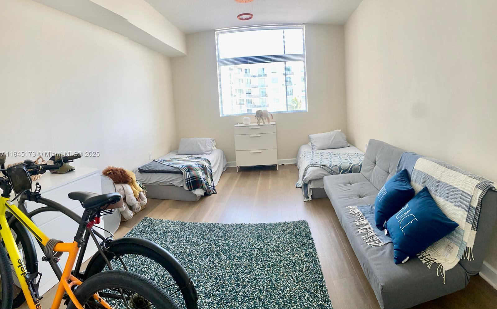 HOLLYWOOD STATION RES CON - Residential