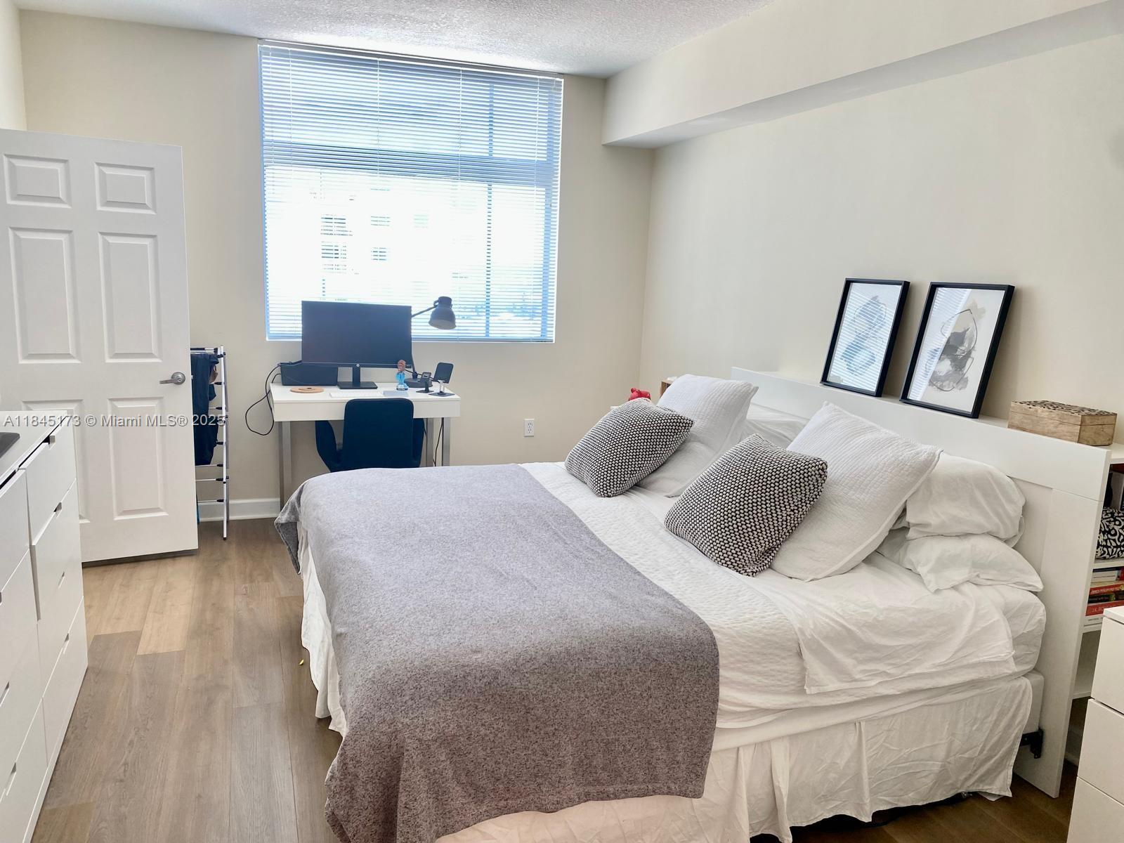 HOLLYWOOD STATION RES CON - Residential