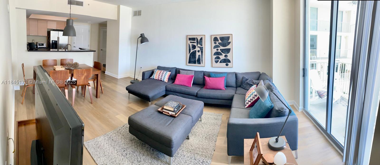 HOLLYWOOD STATION RES CON - Residential