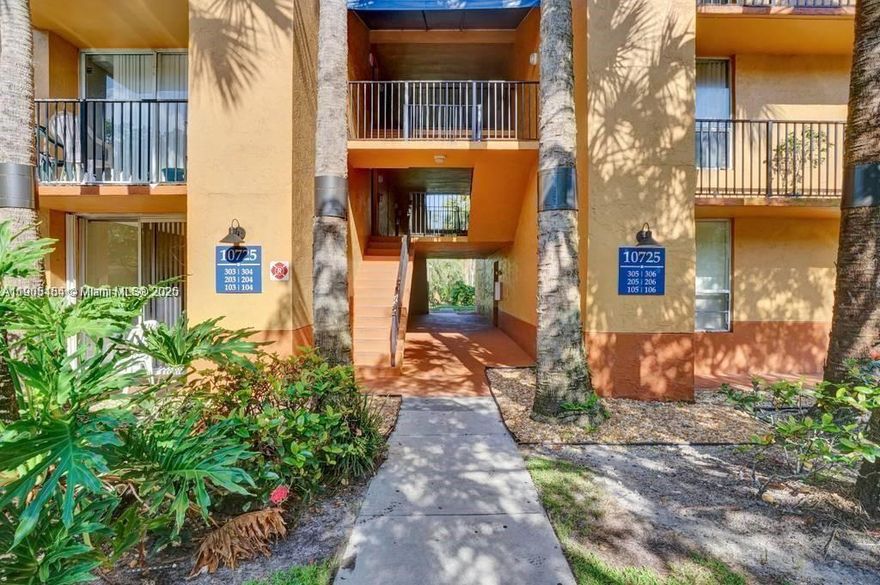 .Bright and comfortable 2-bedroom, 1-bath unit located in the desirable Lakes at Jacaranda community. This charming condo offers an open and spacious layout filled with natural light, featuring a washer and dryer conveniently inside the unit. Residents can enjoy excellent community amenities. Great location close to shopping centers, restaurants, parks, top-rated schools, and major highways. A perfect place to live in a peaceful and well-maintained community!