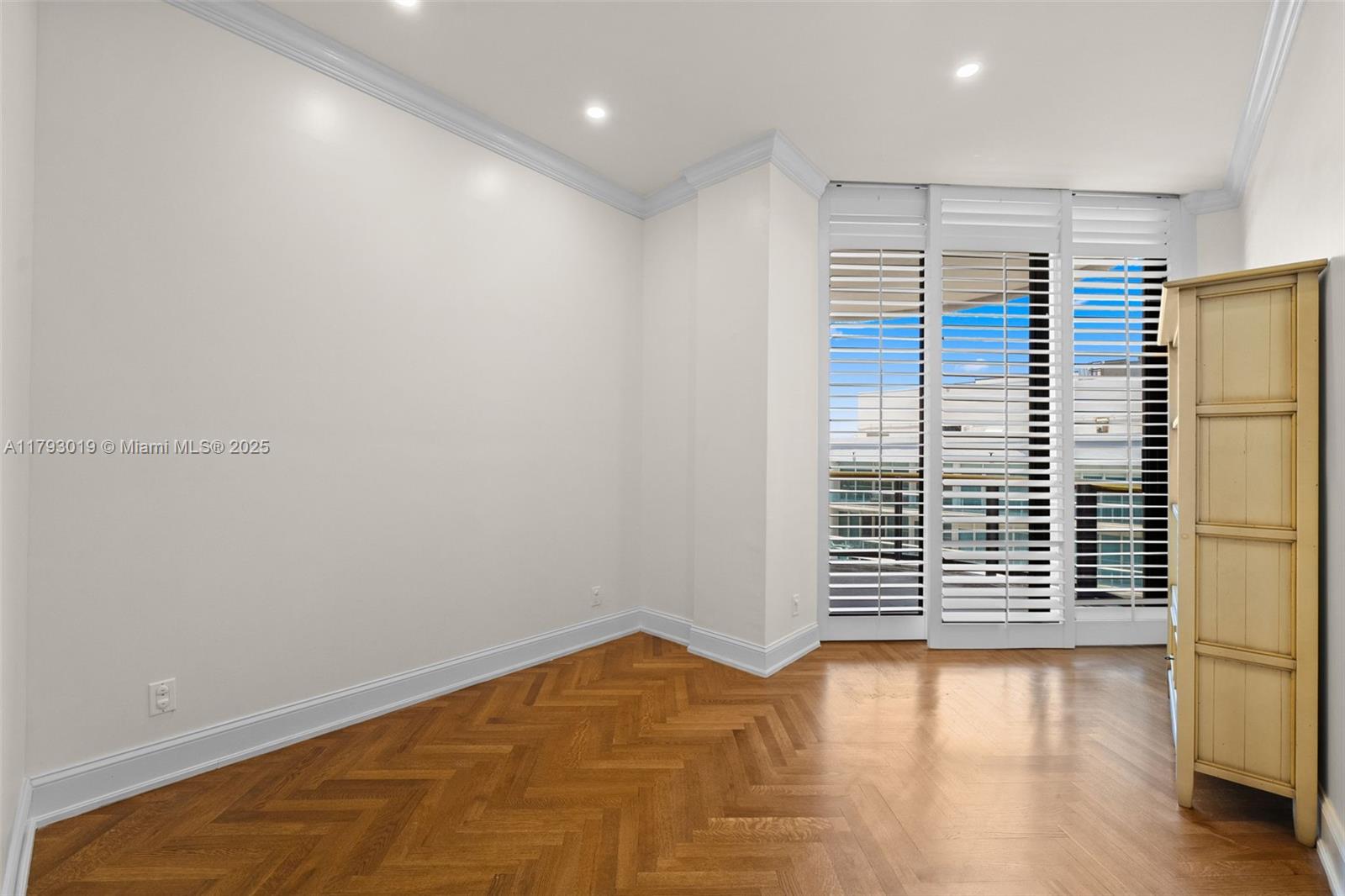 BAL HARBOUR TOWER CONDO - Residential