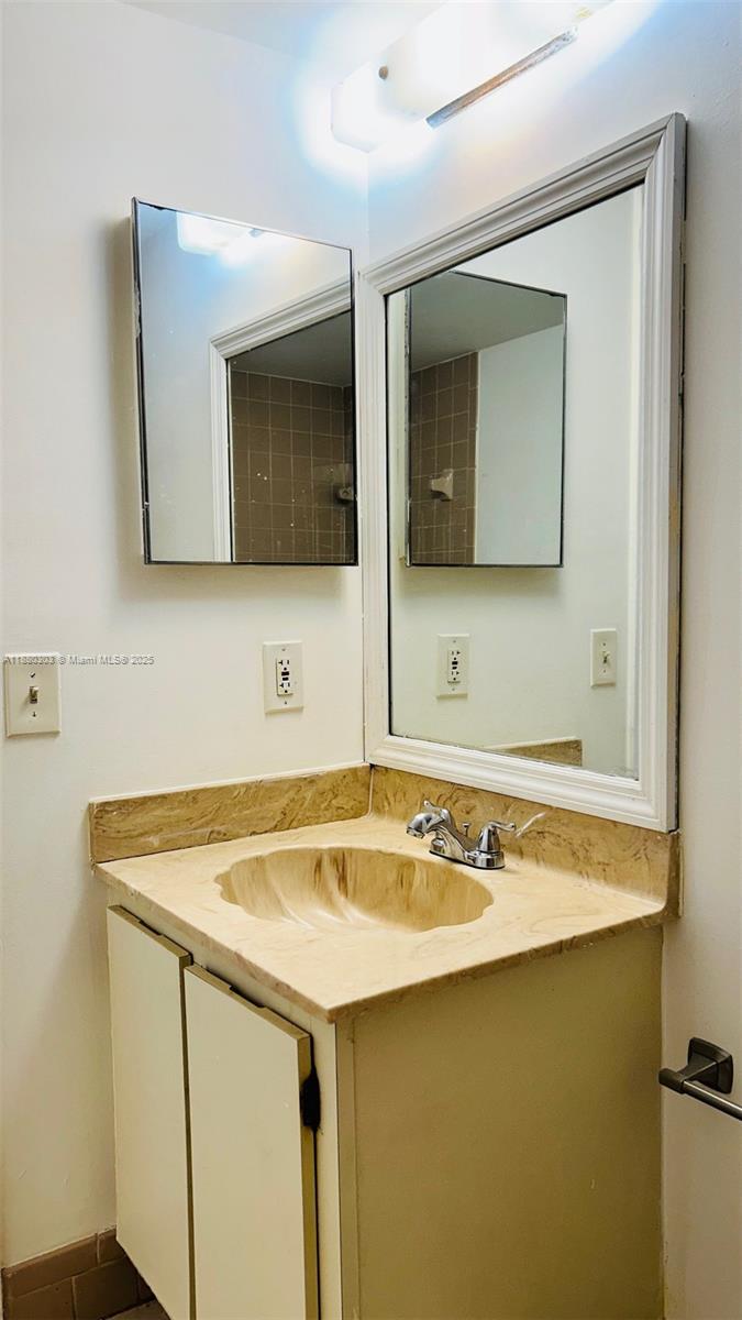 LAKESHORE AT UNIVERSITY P - Residential