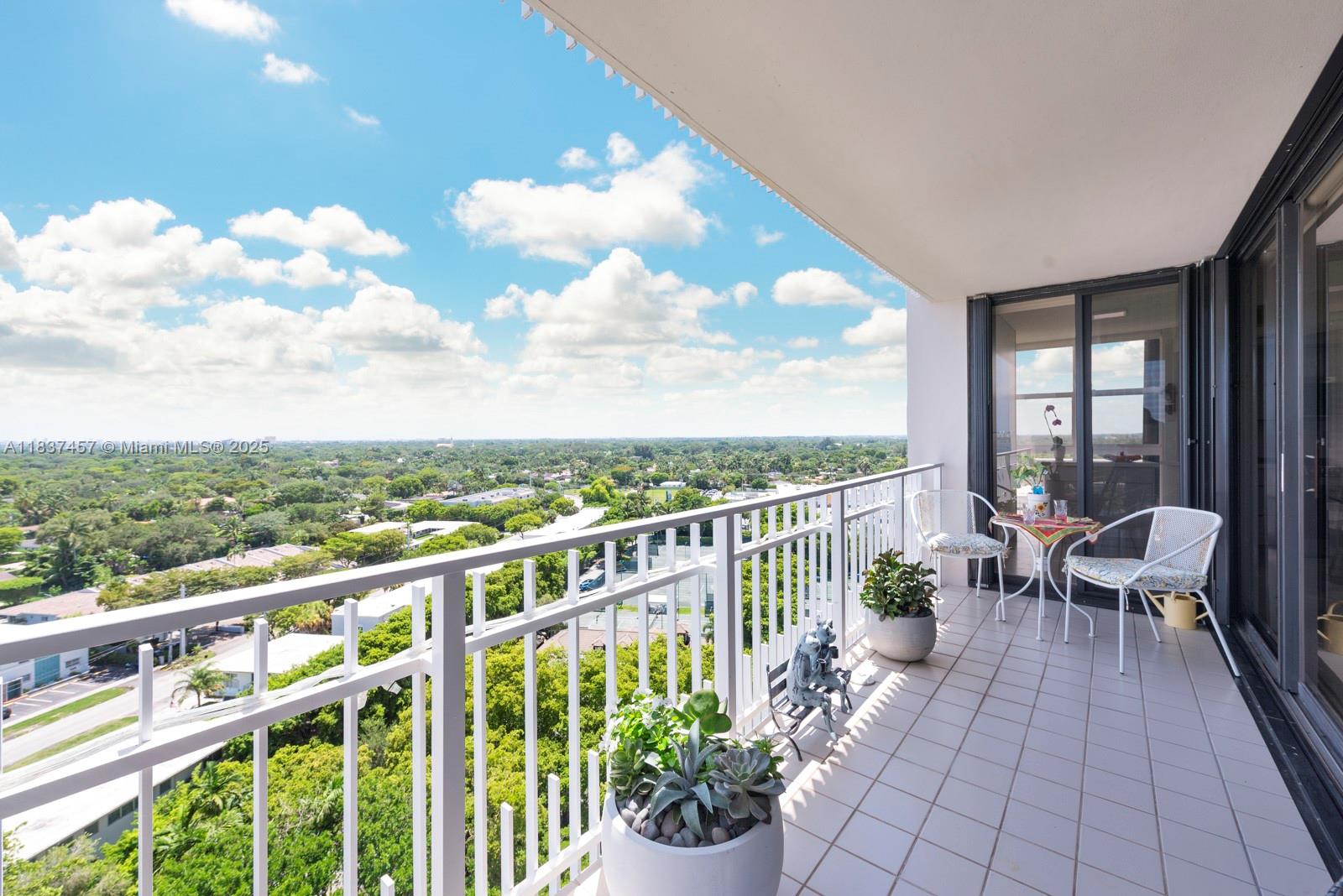 TOWERS OF QUAYSIDE CONDO - Residential