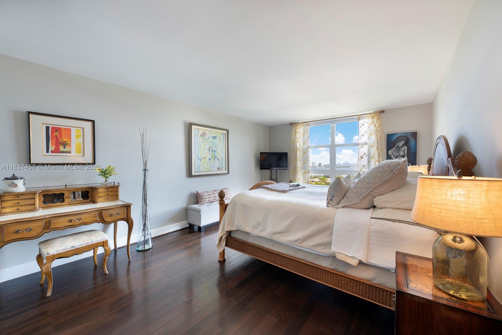 TOWERS OF QUAYSIDE CONDO - Residential