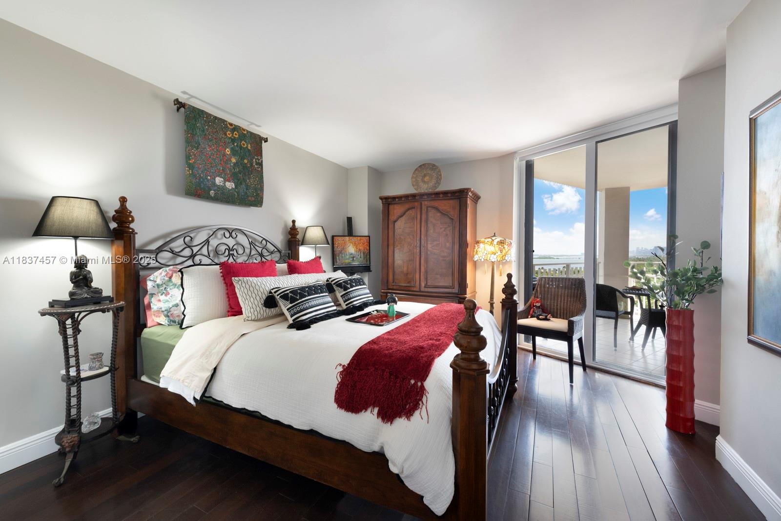 TOWERS OF QUAYSIDE CONDO - Residential