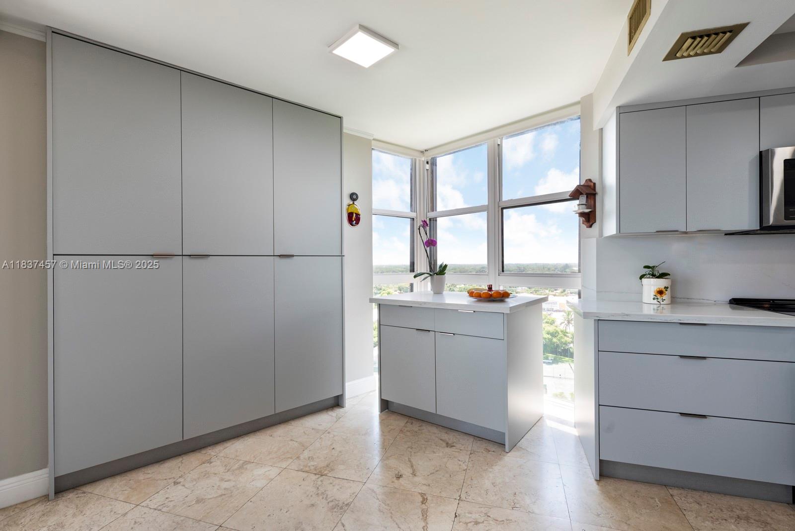 TOWERS OF QUAYSIDE CONDO - Residential