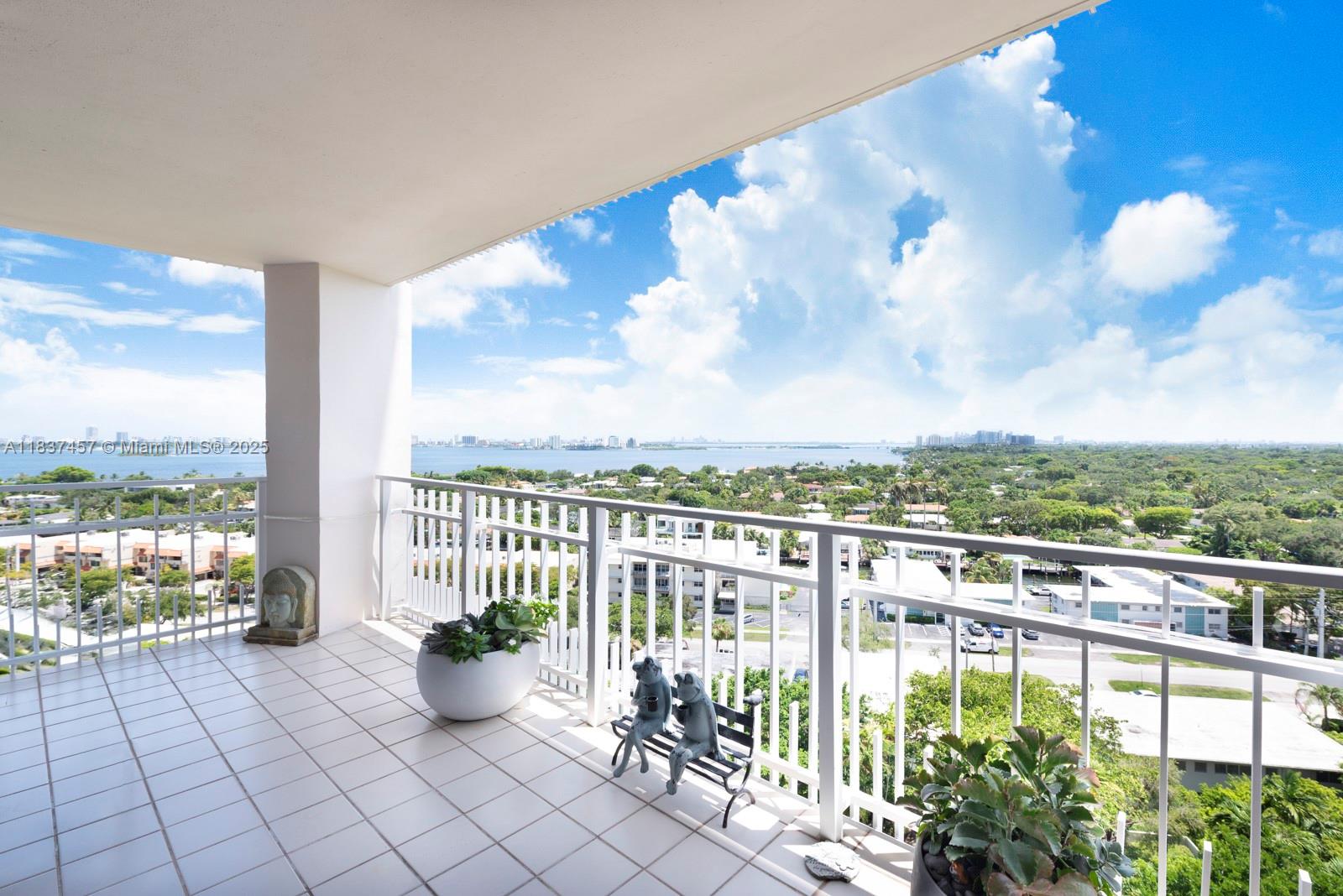 TOWERS OF QUAYSIDE CONDO - Residential