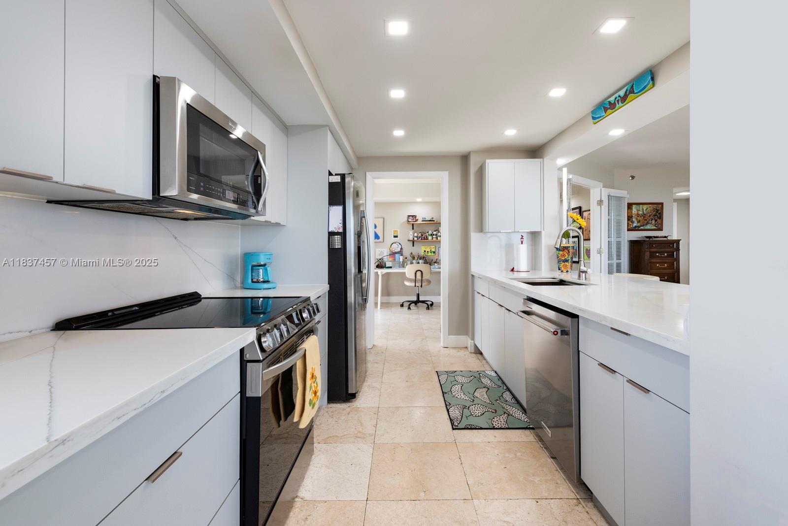 TOWERS OF QUAYSIDE CONDO - Residential