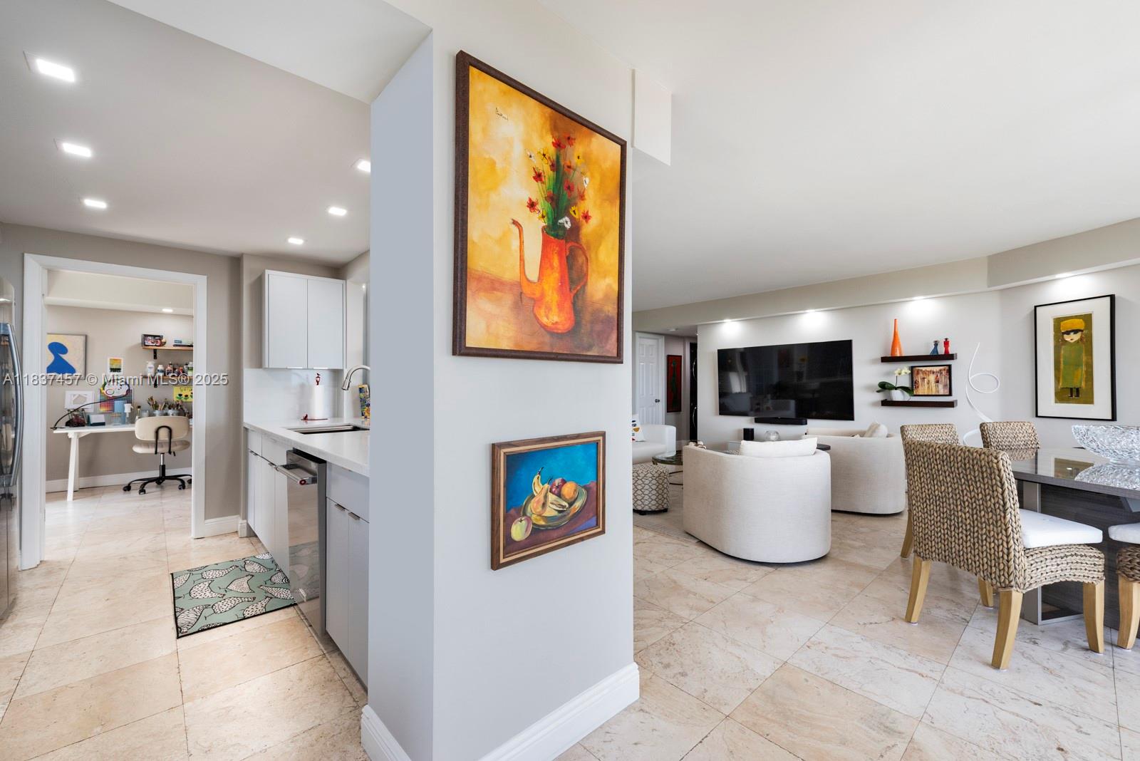 TOWERS OF QUAYSIDE CONDO - Residential