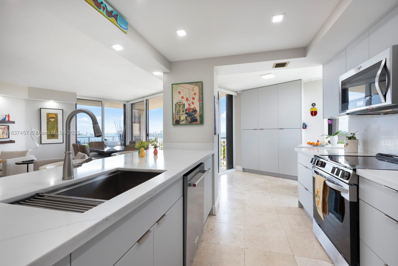 TOWERS OF QUAYSIDE CONDO - Residential