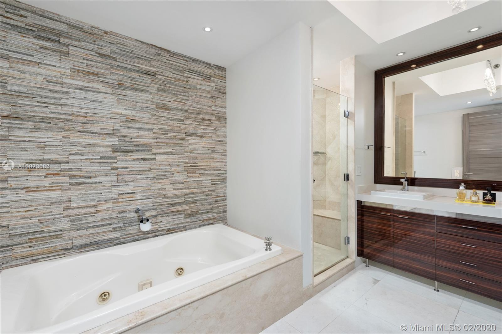 CONTINUUM ON SOUTH BEACH - Residential