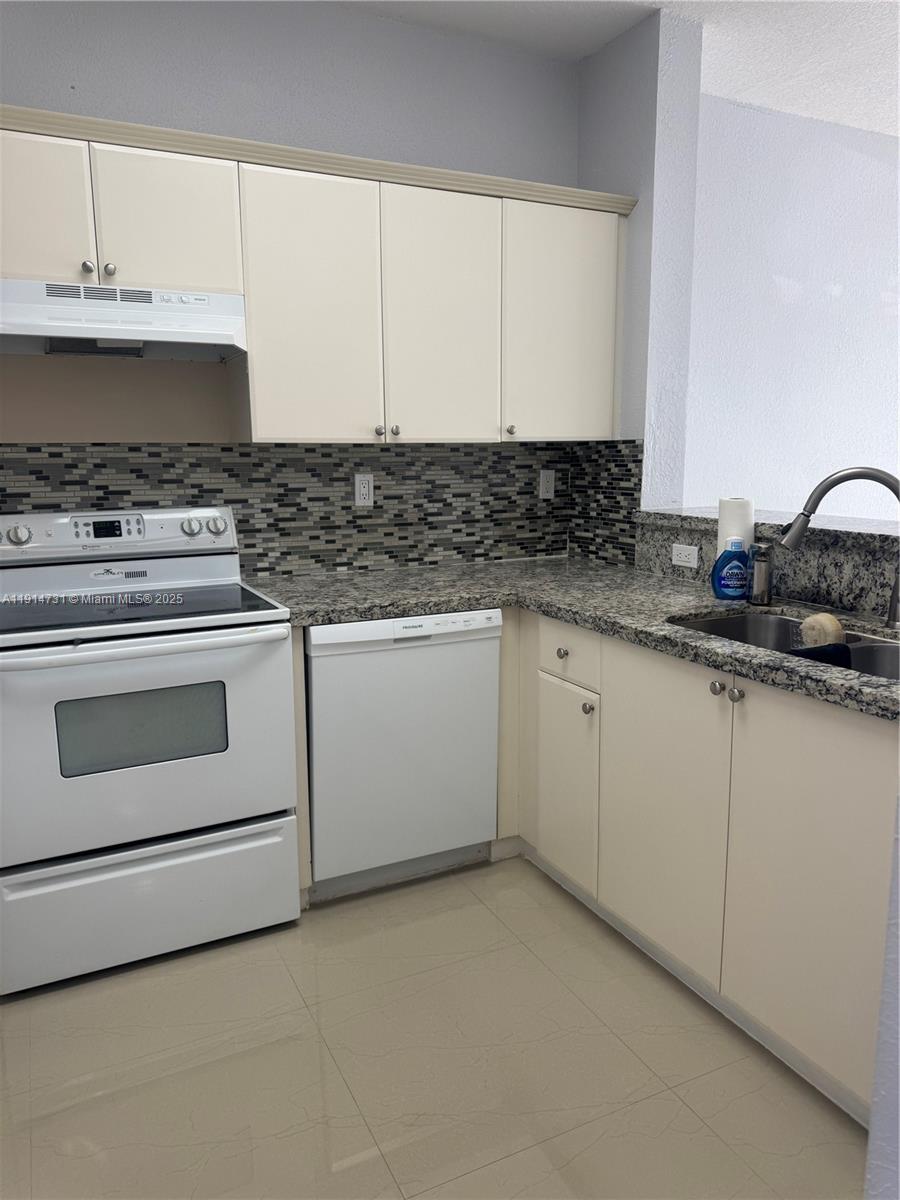 SHOMA HOMES AT COUNTRY CL - Residential Lease