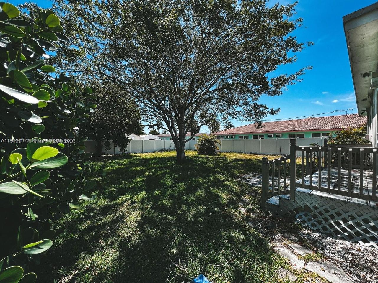 HOLLYWOOD PLACE - Residential