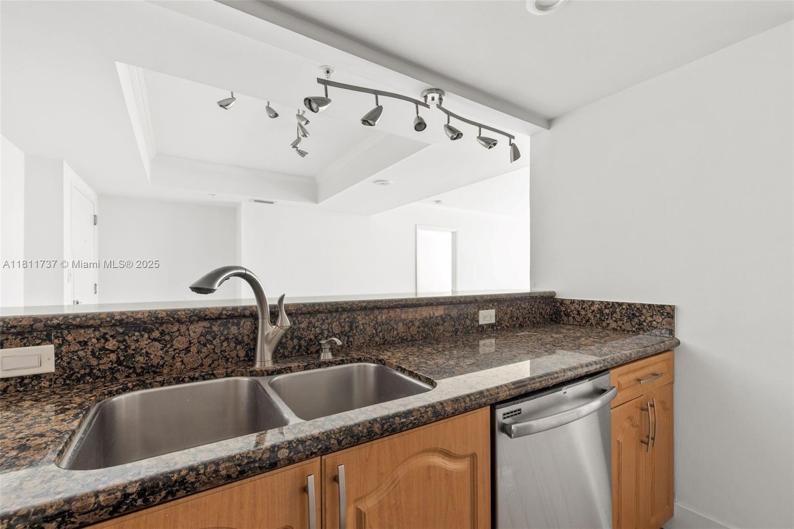 THE FLORIDIAN CONDO - Residential Lease