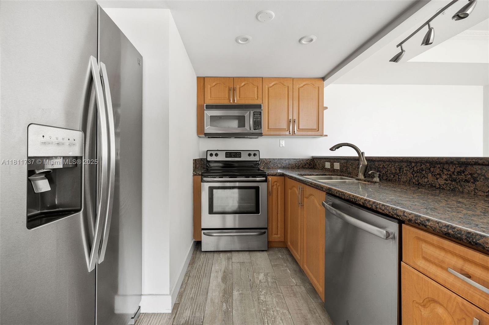 THE FLORIDIAN CONDO - Residential Lease