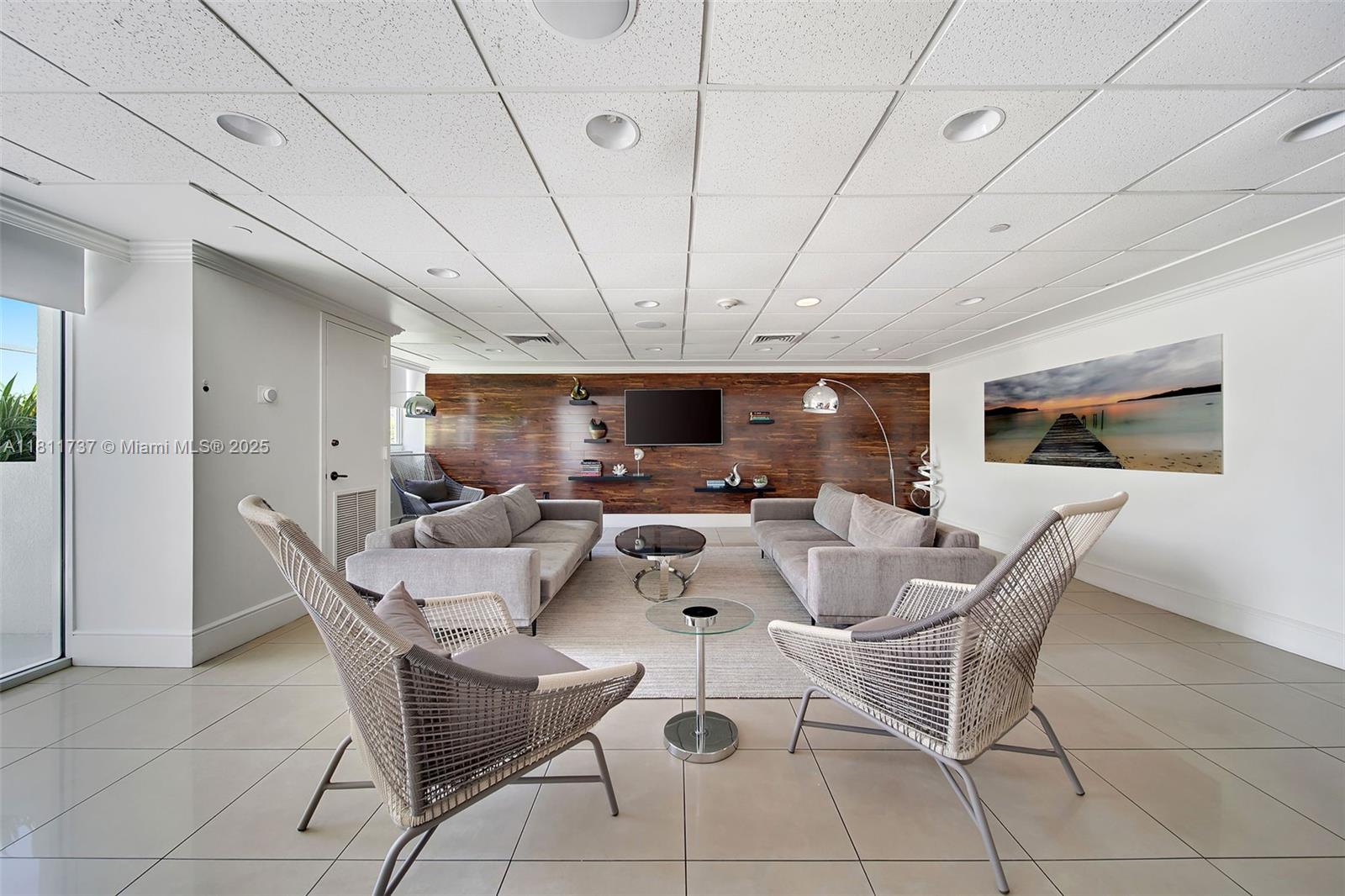 THE FLORIDIAN CONDO - Residential Lease
