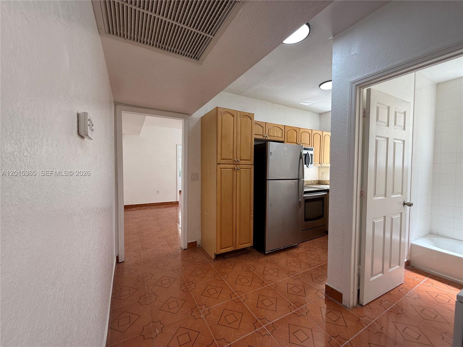 LAS PALMAS AT RIVERSIDE C - Residential Lease