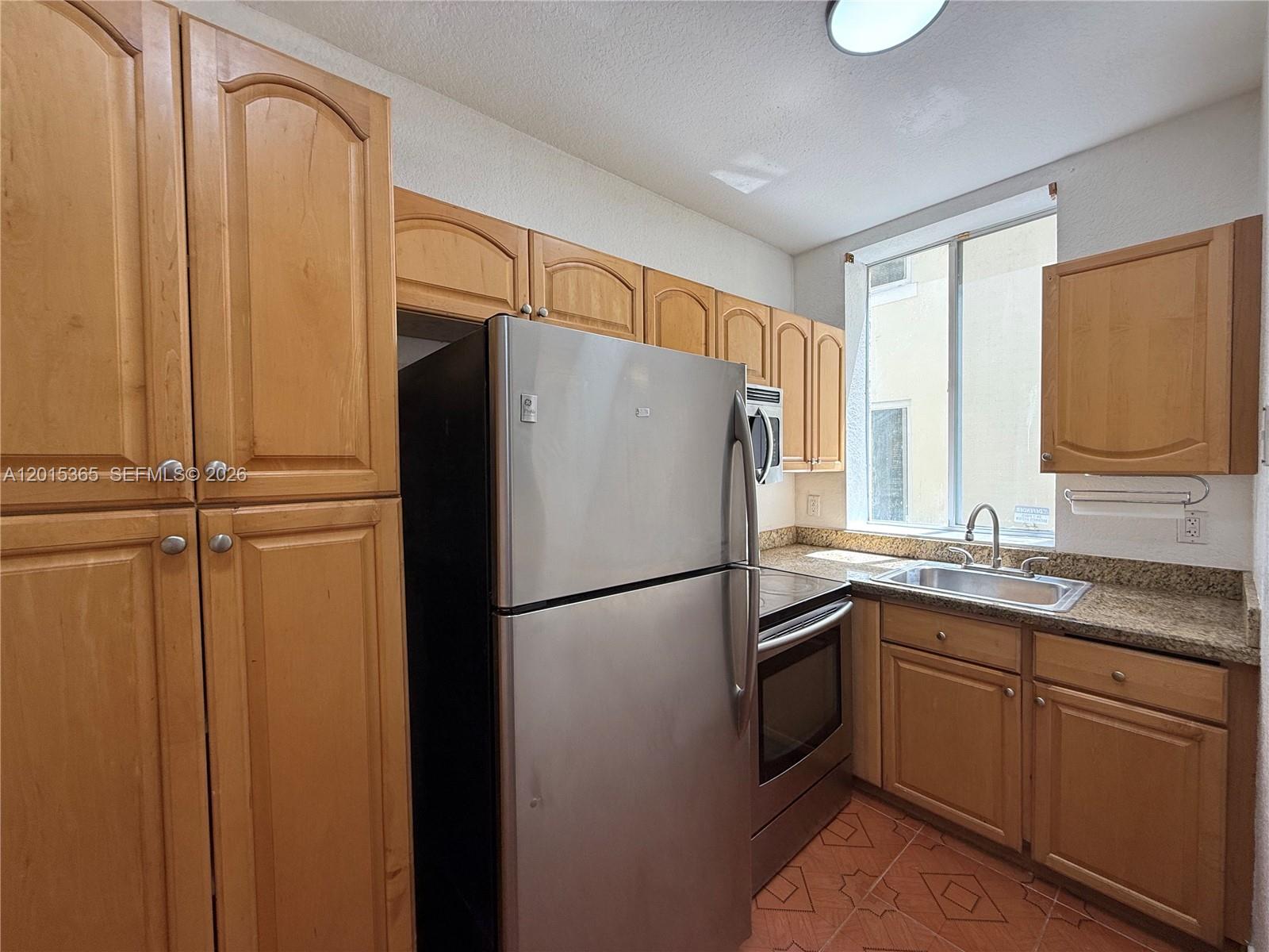 LAS PALMAS AT RIVERSIDE C - Residential Lease